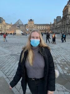 Kate poses in front of the Louvre plaza