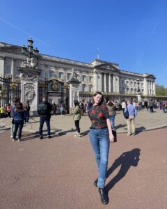 Eliza poses in front of Buckingham Palace