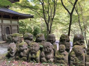 Moss covered stone statues at Otagi Nenbutsu-Ji Temple in Kyoto 