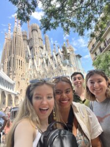 Gillian and friends take a selfie with the Sagrada Familia