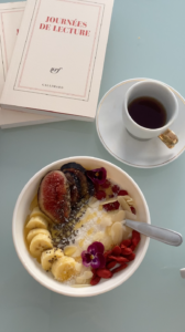 A bowl of yogurt with various toppings