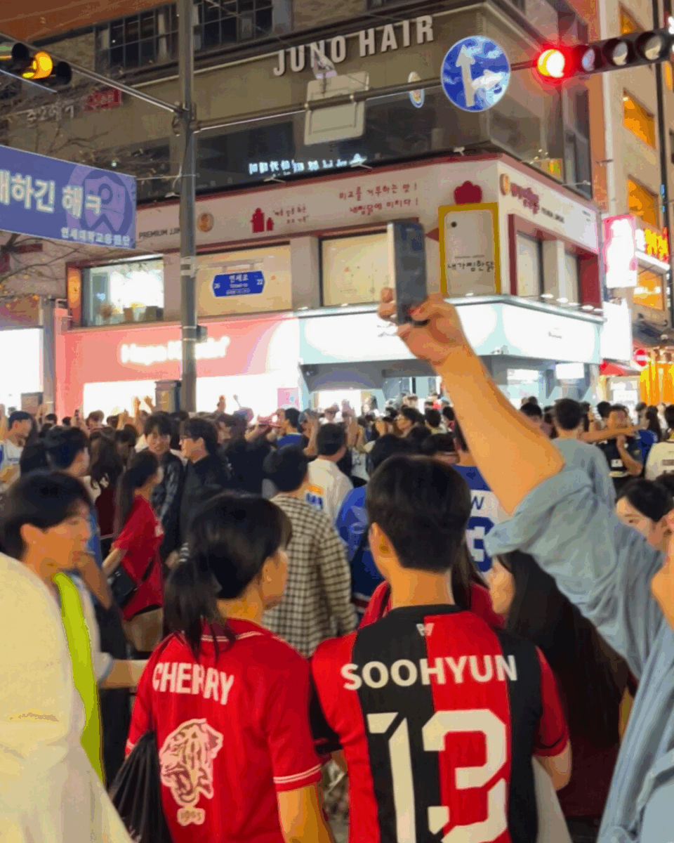 Ending parade where both Yonsei and Korea University
students gather